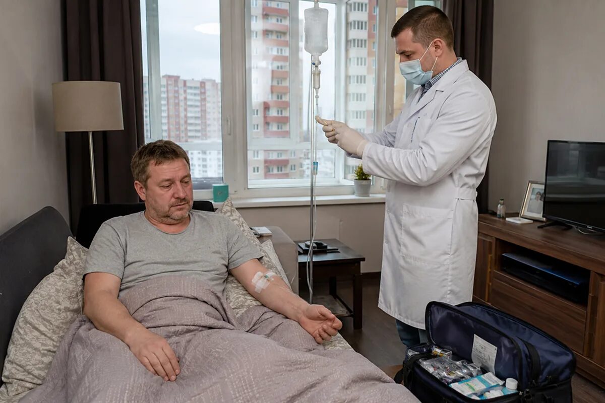 Нарколог консультирует пациента по вопросам профилактики запоев